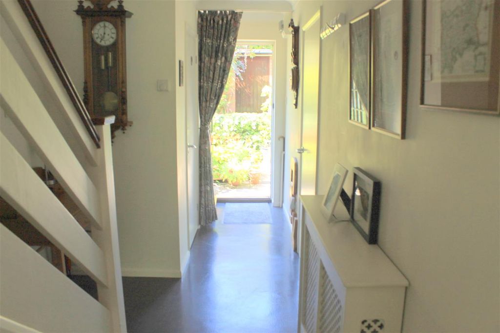 Property photo 3 of 19 Entrance Hall