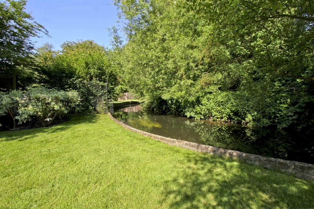 Property photo 2 of 16 Garden