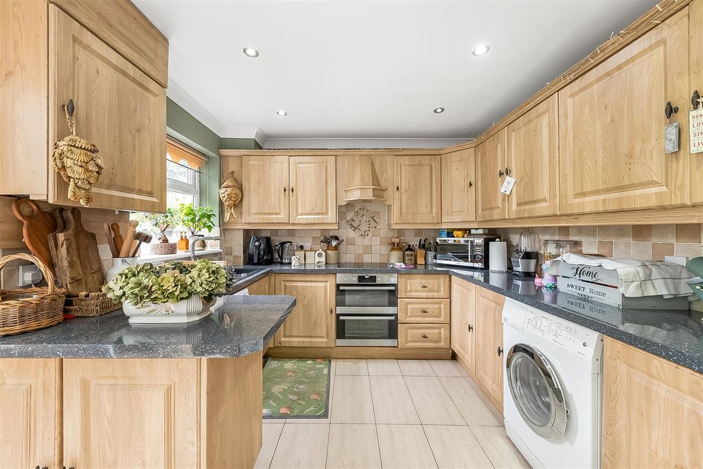 Property photo 3 of 17 Kitchen