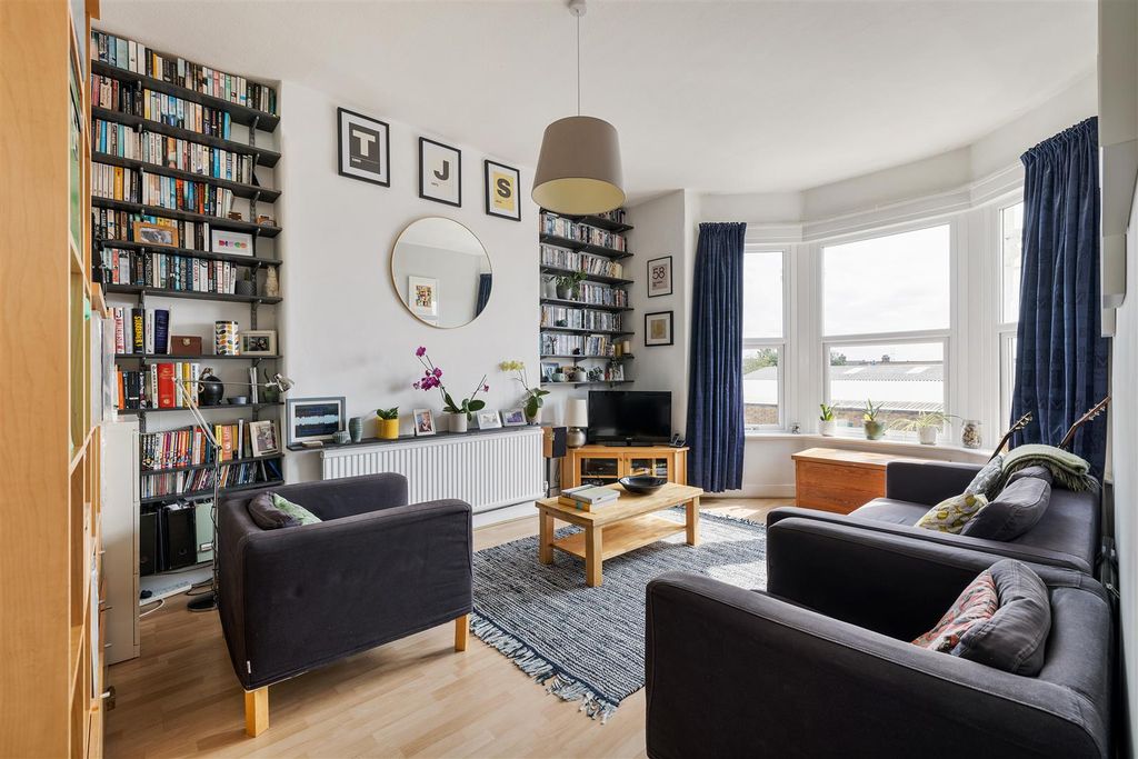 Property photo 3 of 24 Marlborough Road, E18