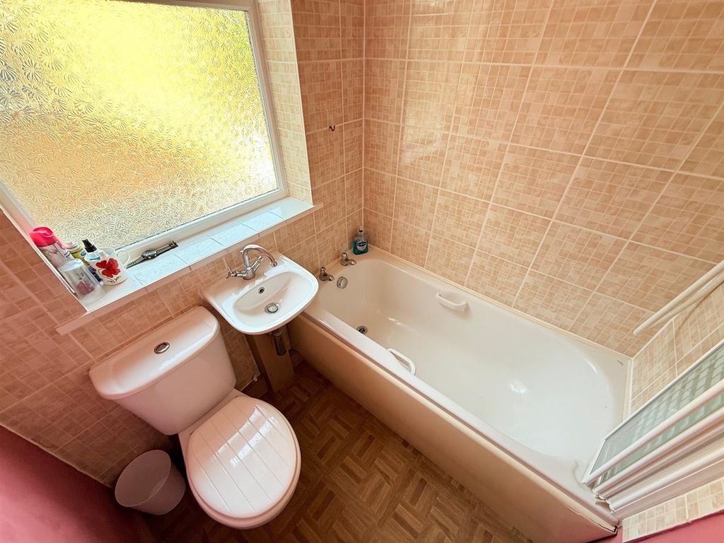 Property photo 3 of 15 Family Bathroom