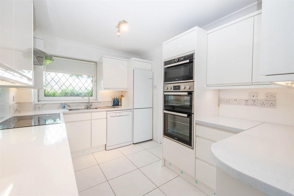 Property photo 3 of 24 Kitchen/Diner
