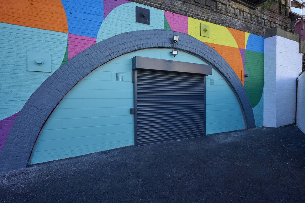 Property photo 1 of 3 The Front Of An Arch.