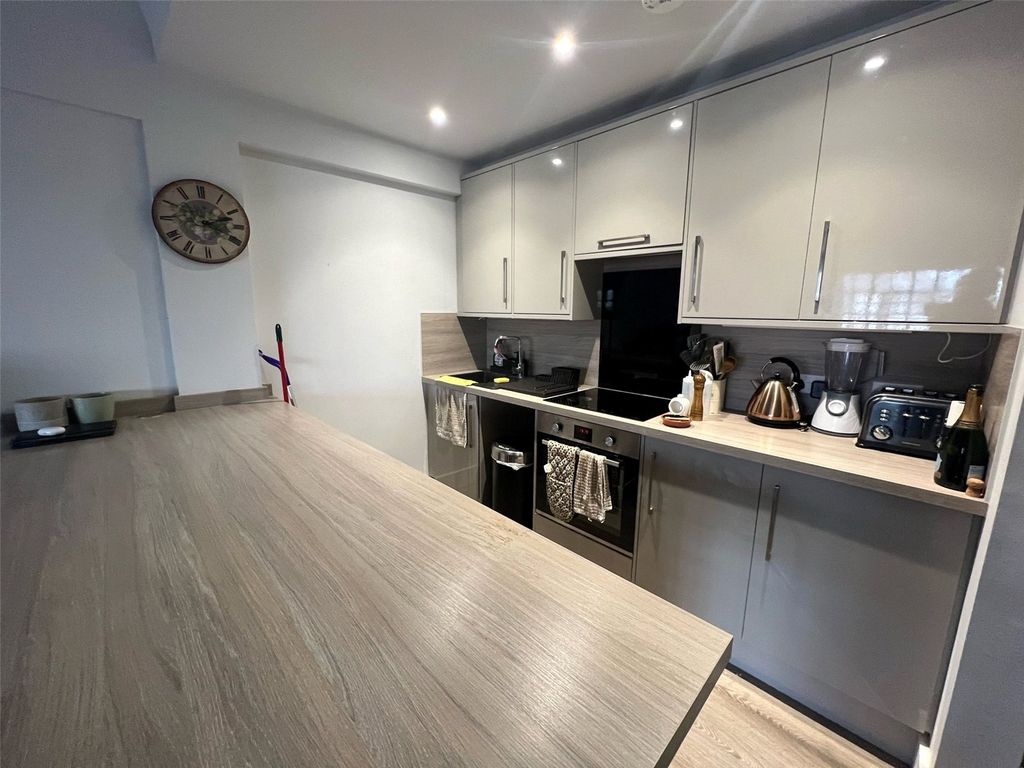 Property photo 2 of 8 Picture No. 24