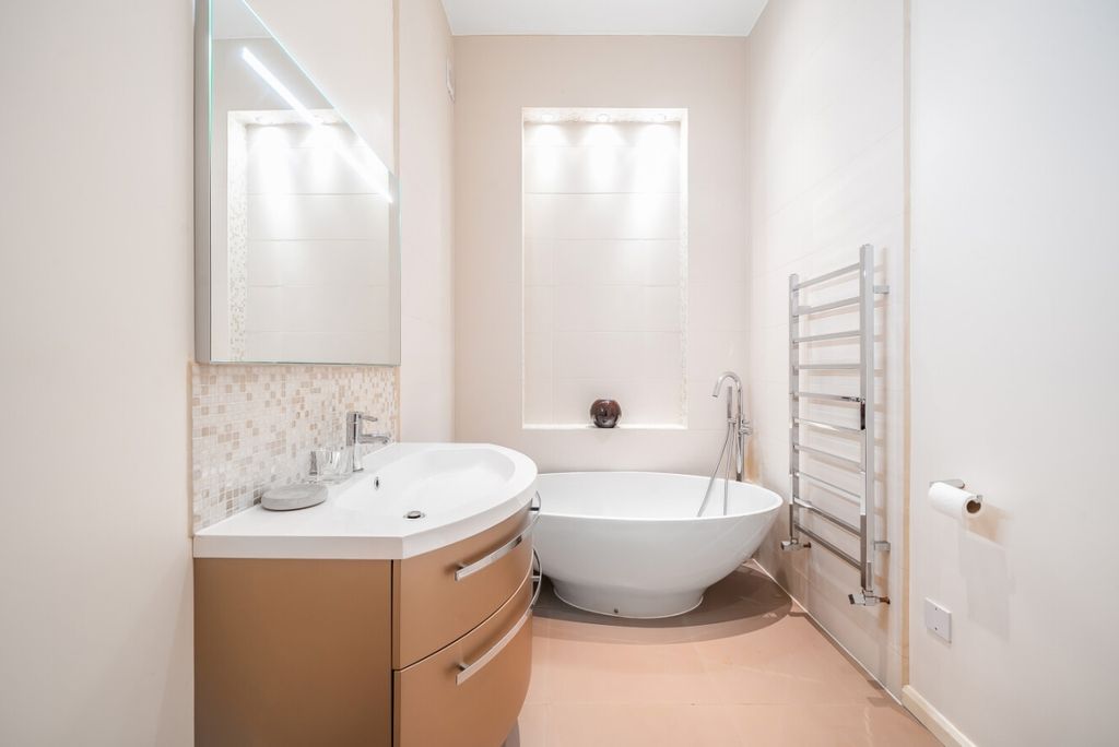 Property photo 3 of 10 Bathroom