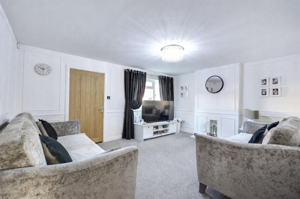 Property photo 3 of 33 Lounge 2