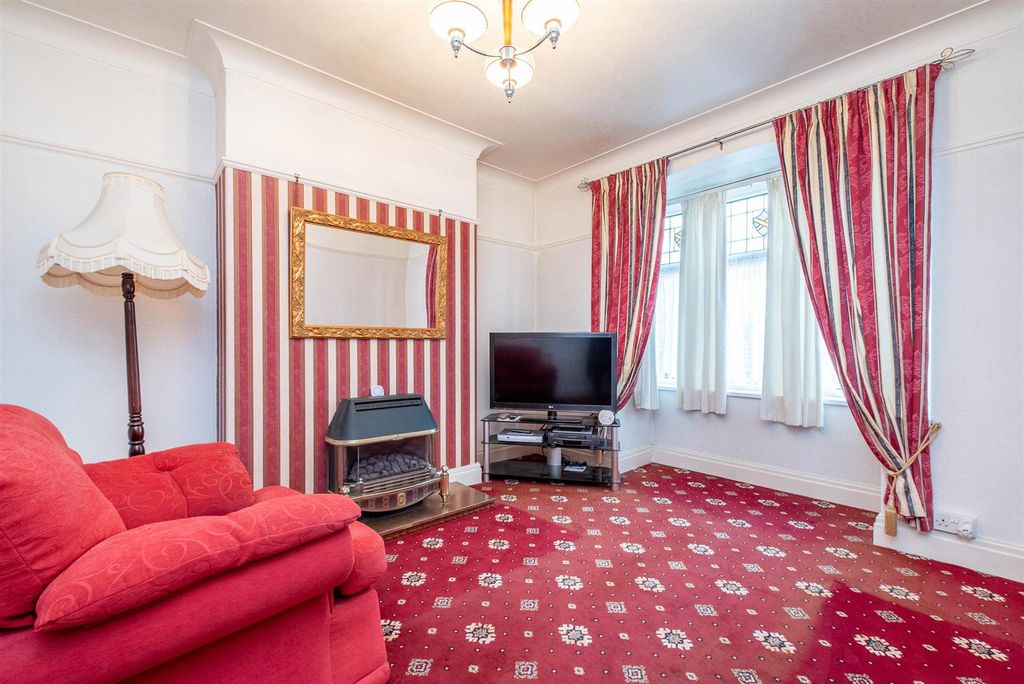 Property photo 3 of 17 Lounge