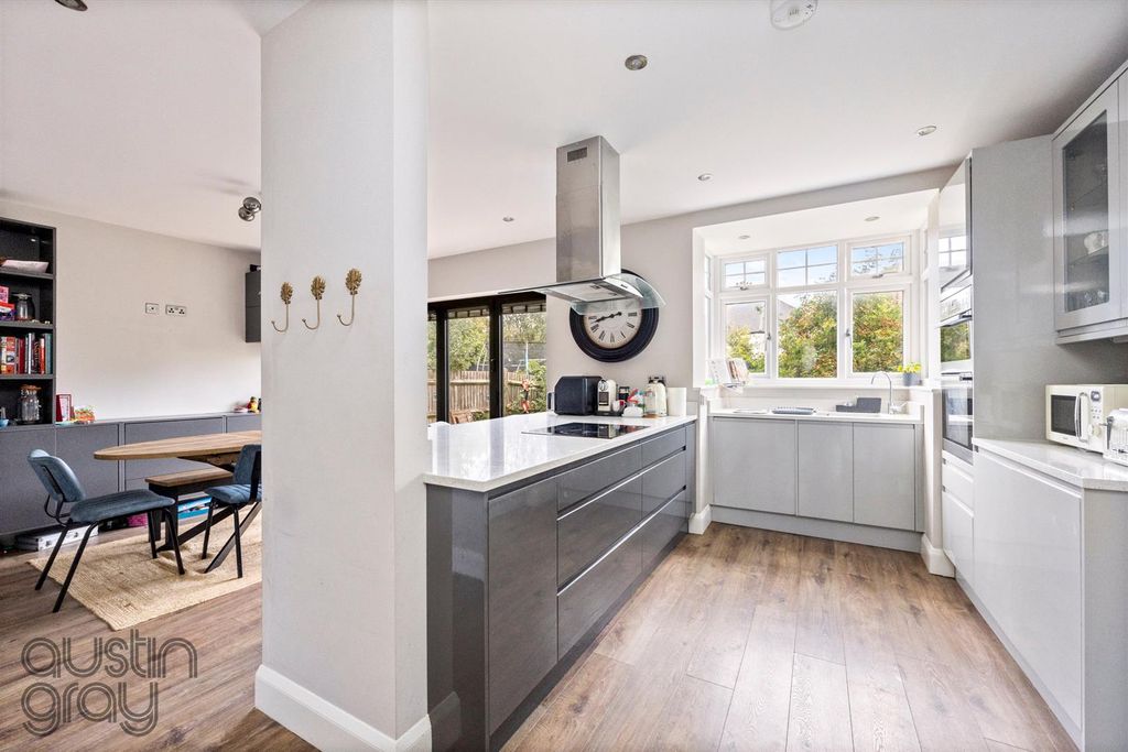 Property photo 3 of 20 Amherst Crescent, 37-014.Jpg