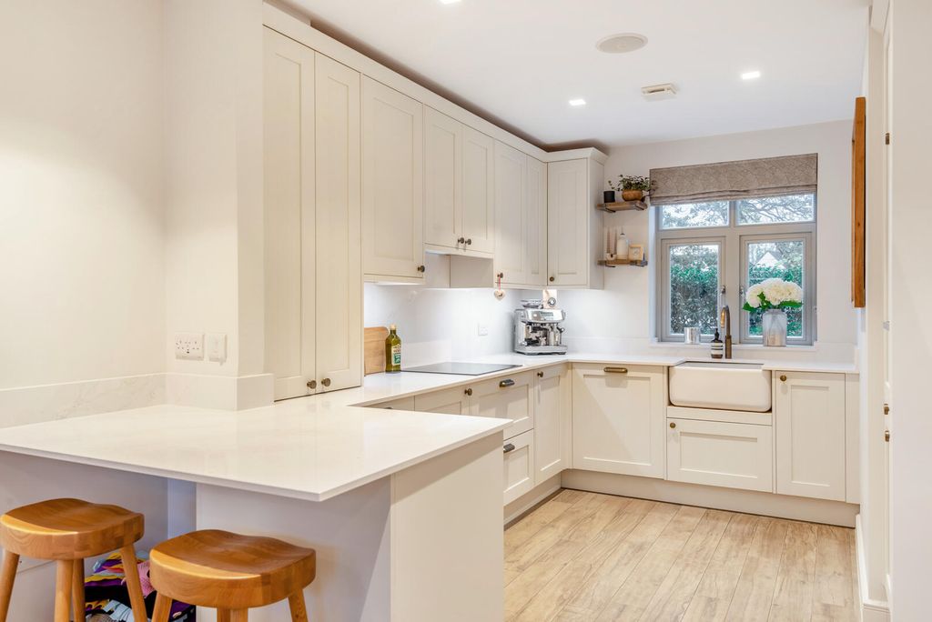 Property photo 3 of 25 Kitchen