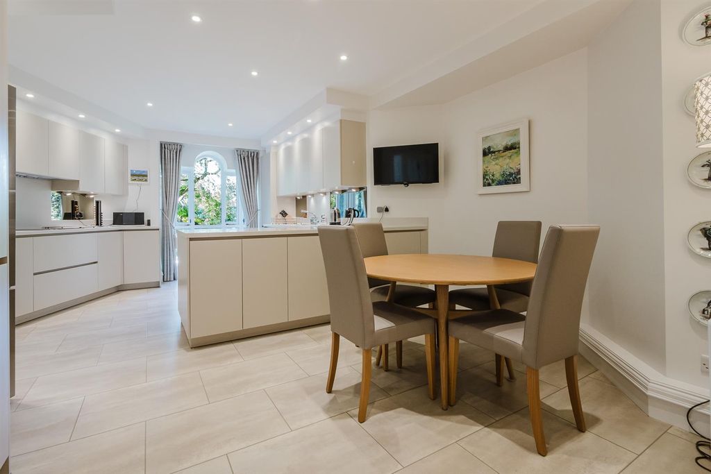 Property photo 3 of 37 Breakfast Kitchen