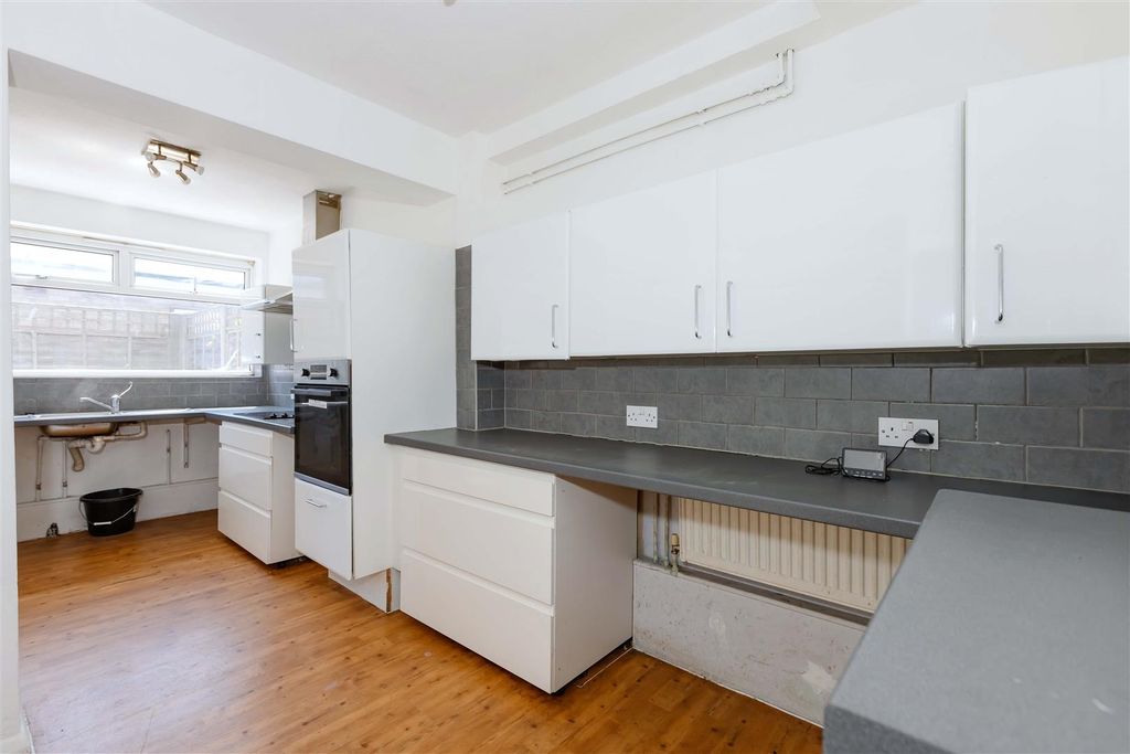 Property photo 3 of 13 Galsworthy Rd_9.Jpg