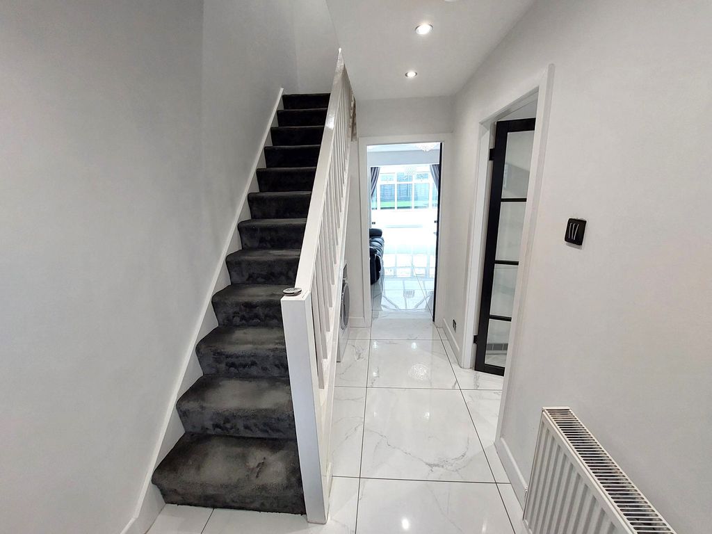 Property photo 2 of 25