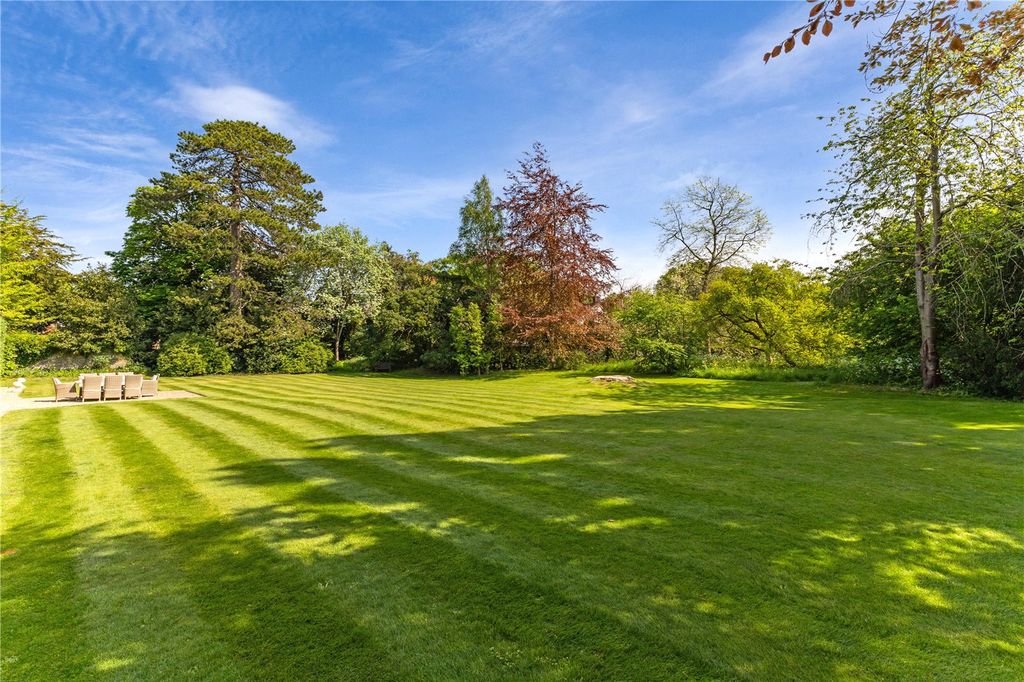 Property photo 2 of 24 Gardens