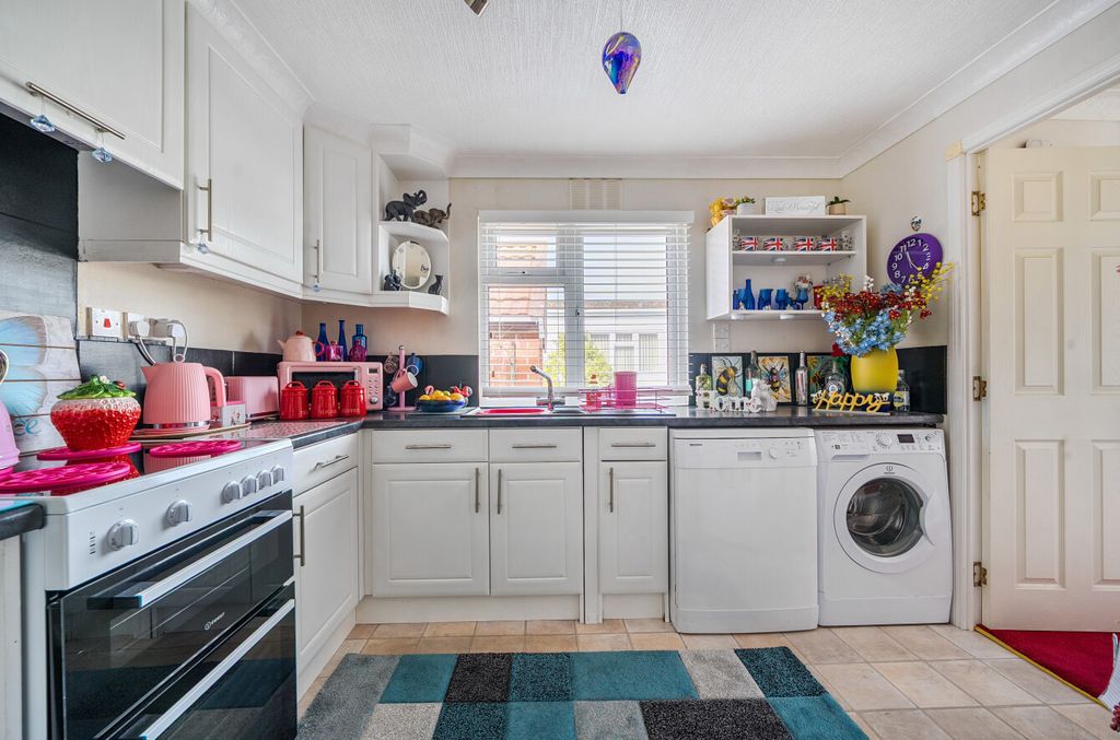 Property photo 3 of 11 Kitchen