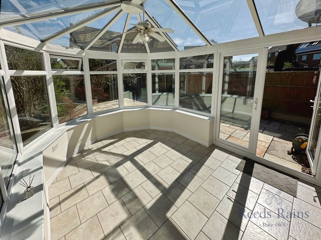 Property photo 3 of 18 Conservatory
