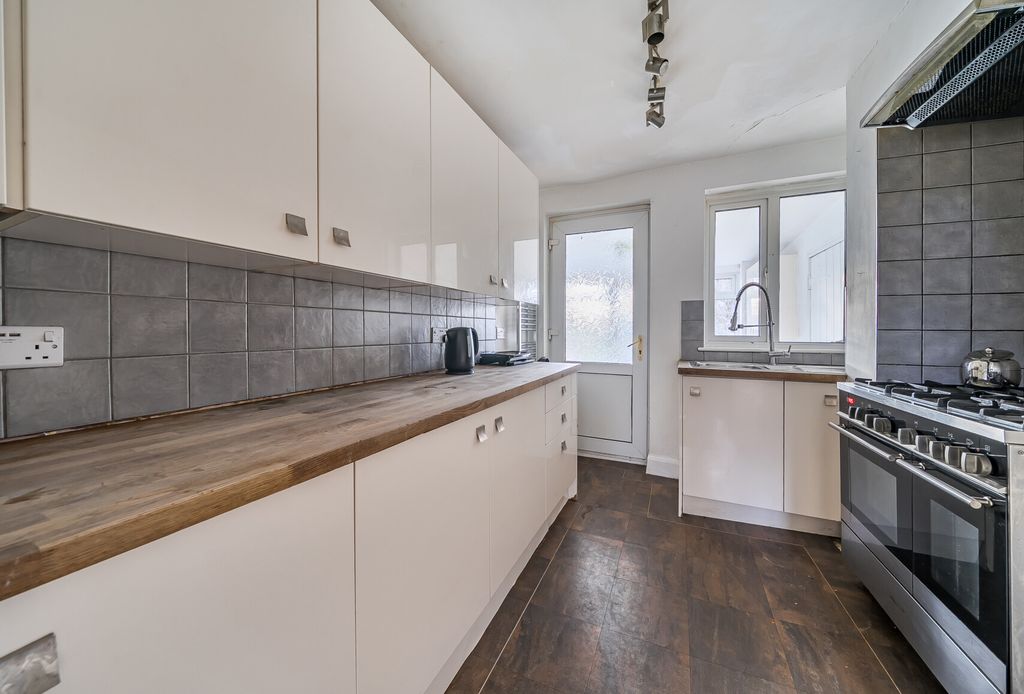 Property photo 3 of 14 1383036-12-695E77...