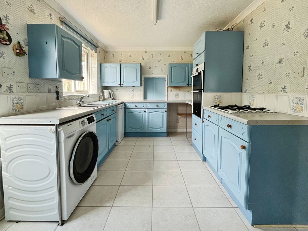 Property photo 3 of 16 Kitchen