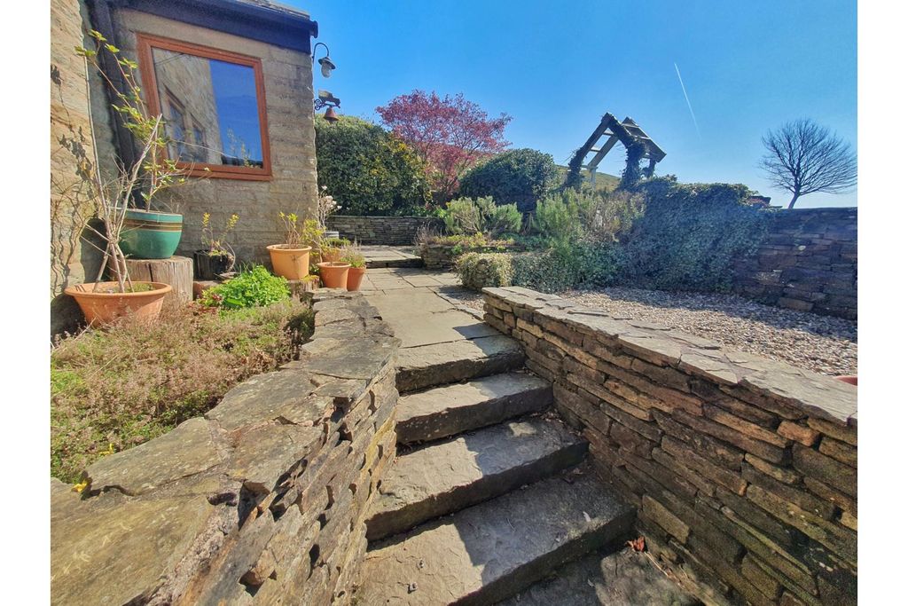 Property photo 3 of 40 Front Garden