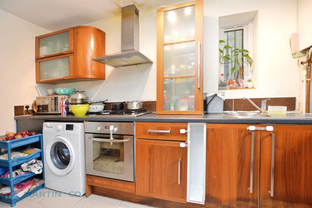 Property photo 2 of 7 0476F547-Kitchen