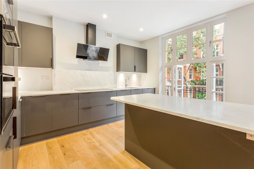 Property photo 3 of 12 Kitchen