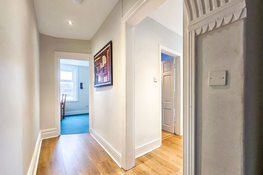 Additional image 10 of 2 bed flat for sale4 West Cliffe Grove, Harrogate HG2