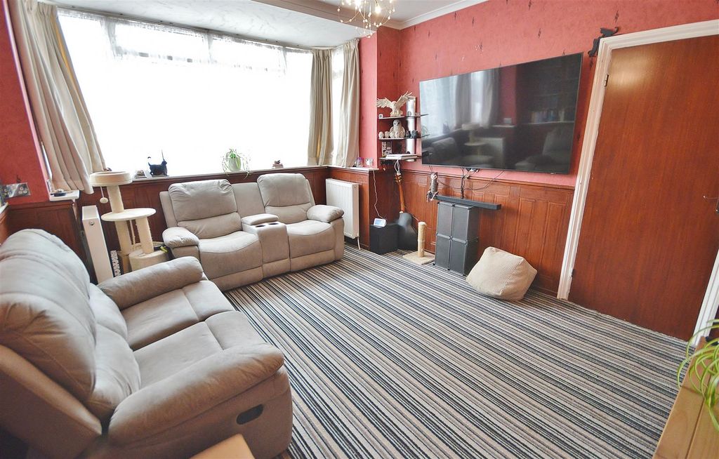 Property photo 3 of 19 Lounge
