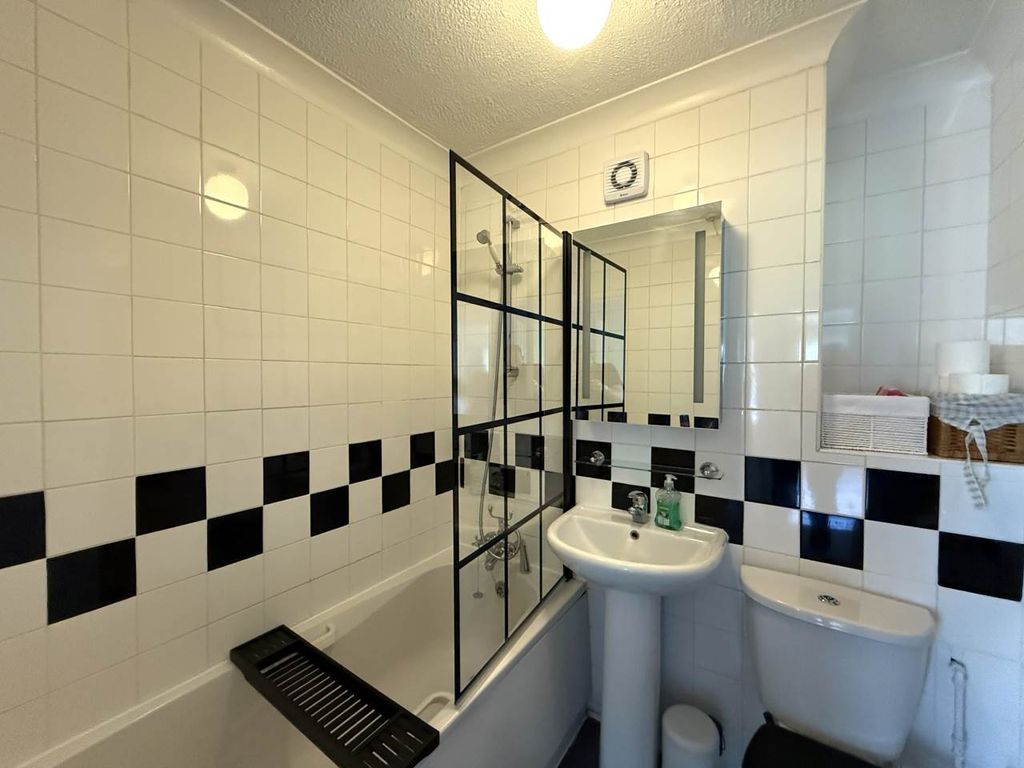 Property photo 3 of 10 Bathroom