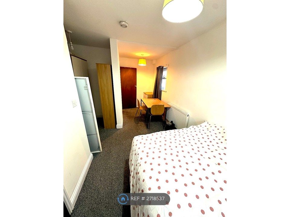 Property photo 2 of 10 Ensuite Room