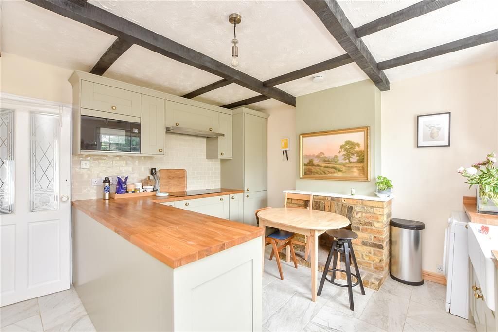 Property photo 3 of 11 Kitchen