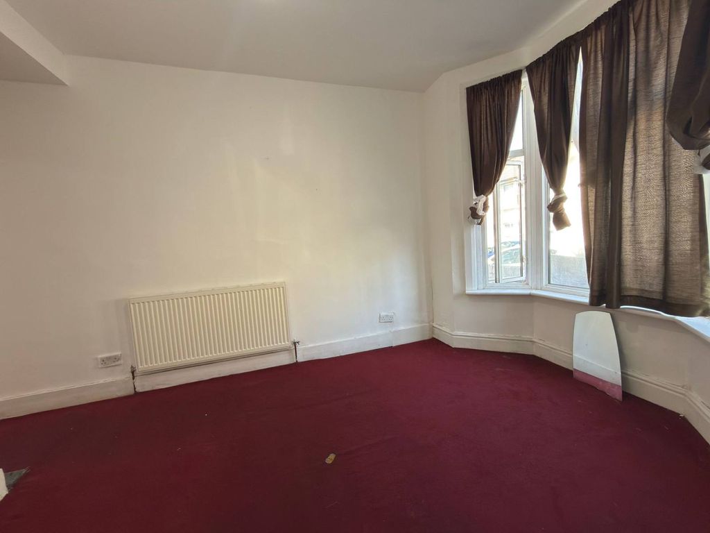 Property photo 3 of 8 Gallery