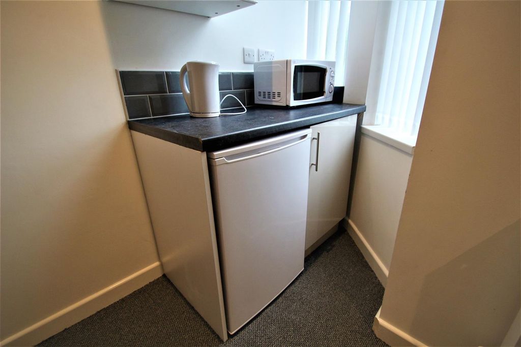 Property photo 3 of 5 Murray Road 13 - Room 6 Kitchen.Jpg