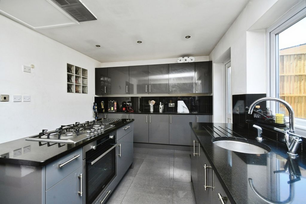 Property photo 3 of 21 Kitchen