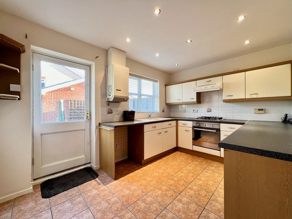 Property photo 3 of 7 Kitchen