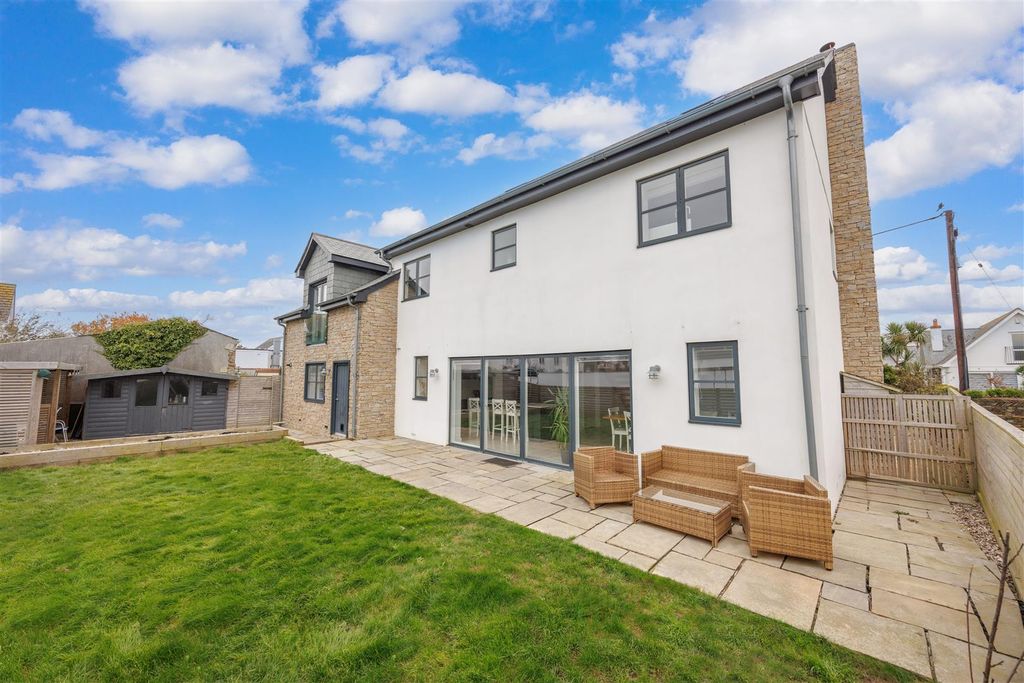 Property photo 1 of 32