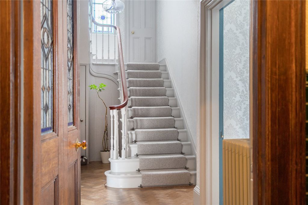 Property photo 2 of 14 Entrance Hall