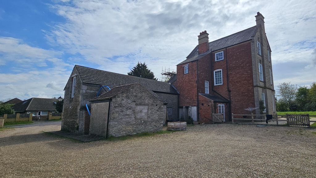 Property photo 2 of 38 1000044713.Jpg