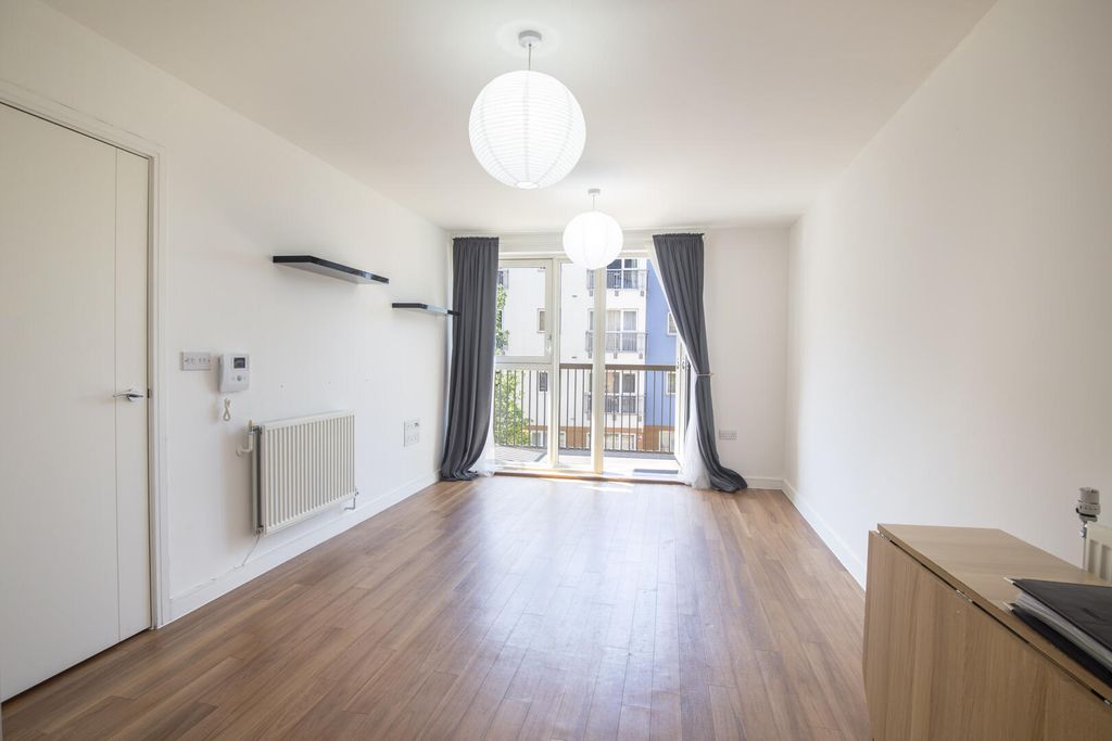 2 bed flat for saleCabot Close, Croydon CR0 photo 5