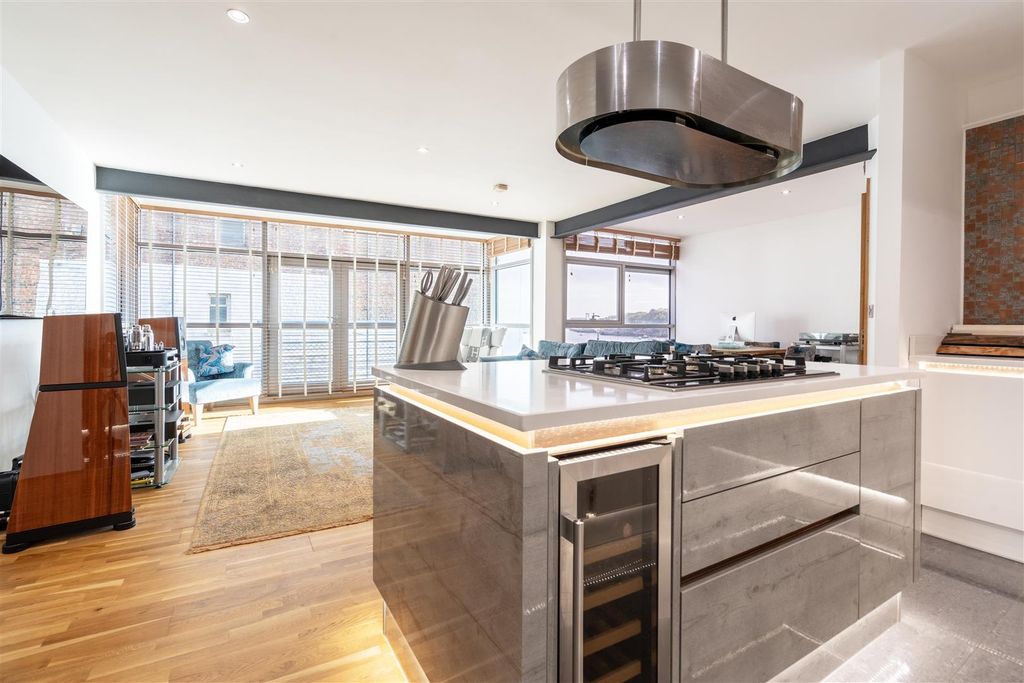 Property photo 3 of 11 Kitchen