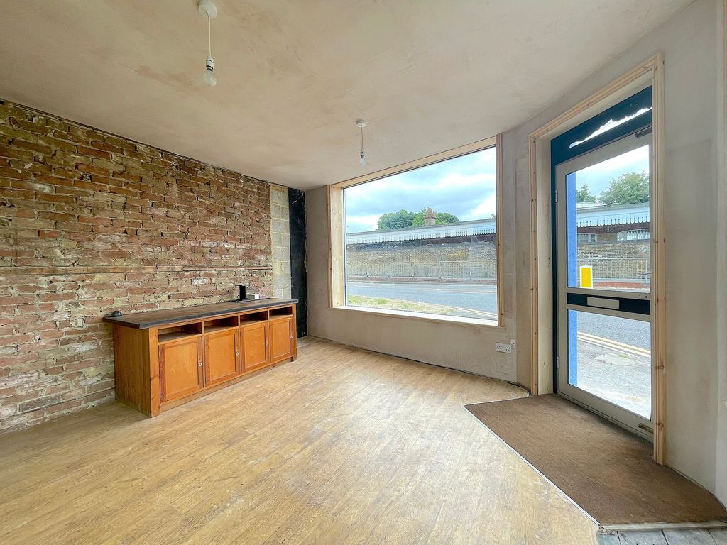 Property photo 3 of 12 Shop (2)