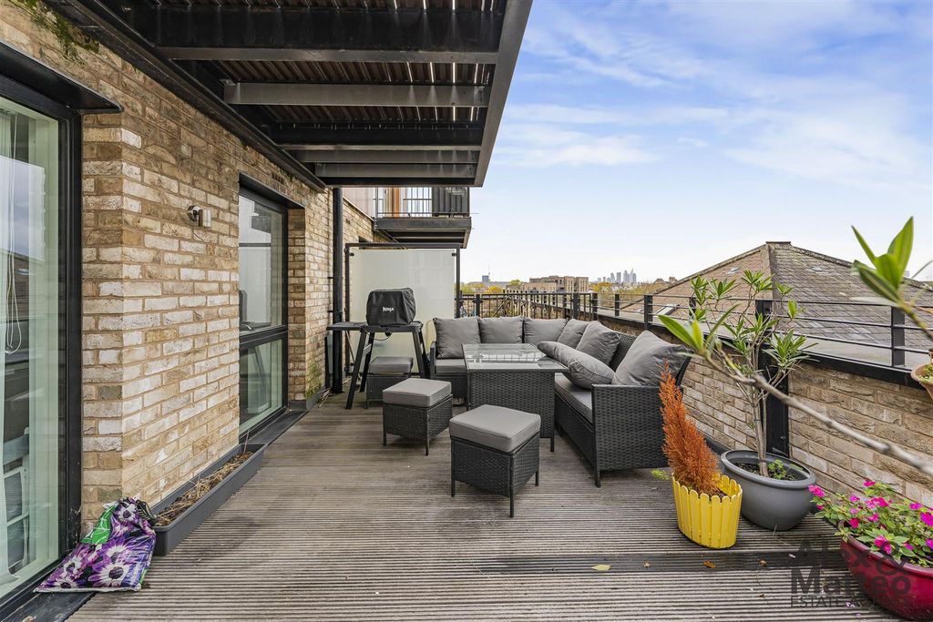 Property photo 2 of 21 Bridgestone House