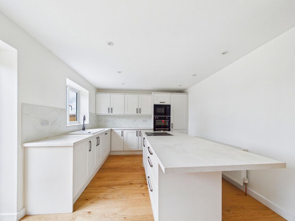 Property photo 3 of 12 Kitchen