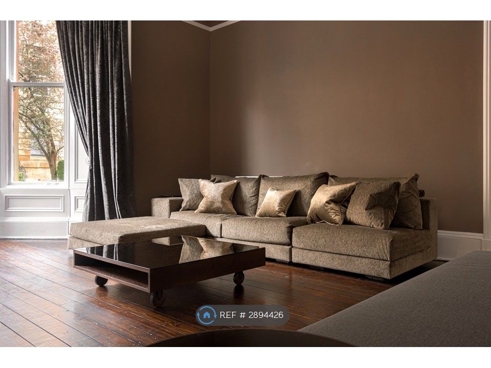 Property photo 3 of 12 Lounge