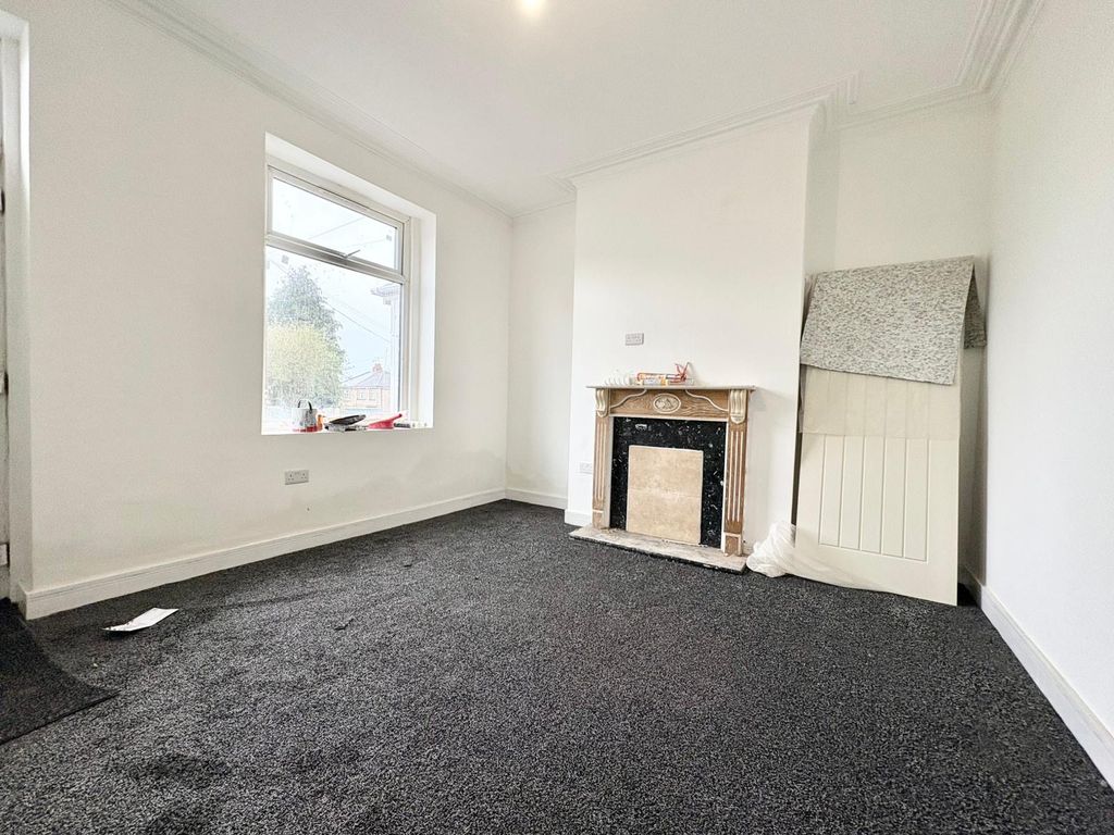 Property photo 3 of 11 Living Room