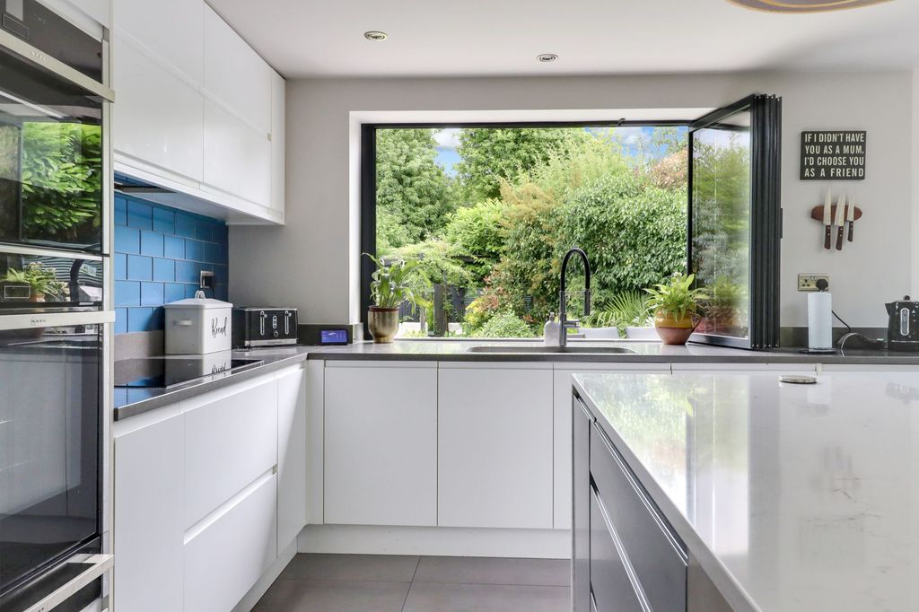 Property photo 2 of 33