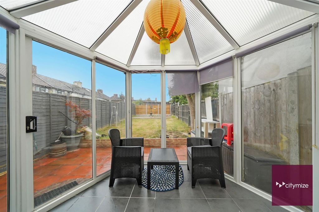 Property photo 3 of 18 Conservatory