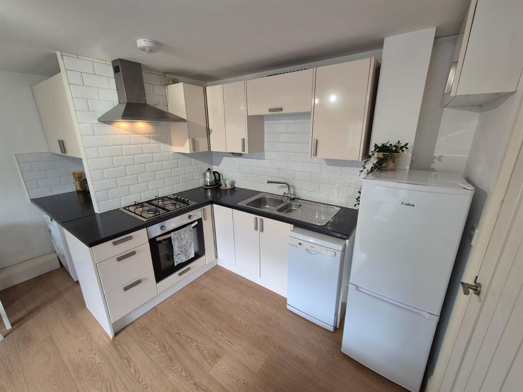 Property photo 2 of 11 Kitchen