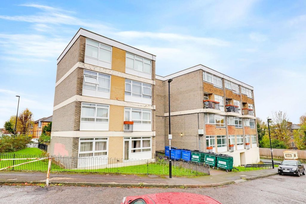 Property photo 2 of 12 08-Ea21Jhpropworld - 15 Hensford Gardens - 43-Medi