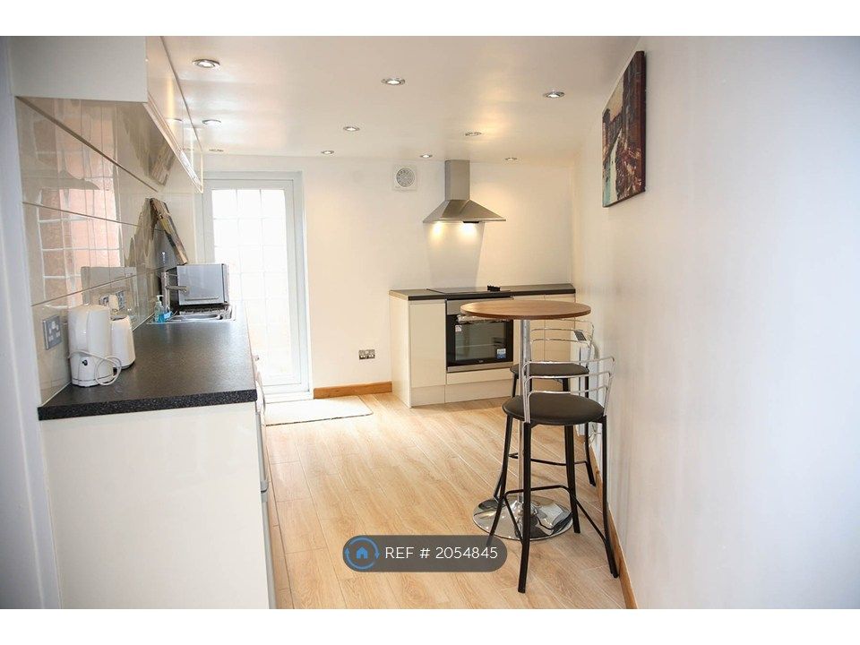 Property photo 3 of 10 Dining Area/Kitchen