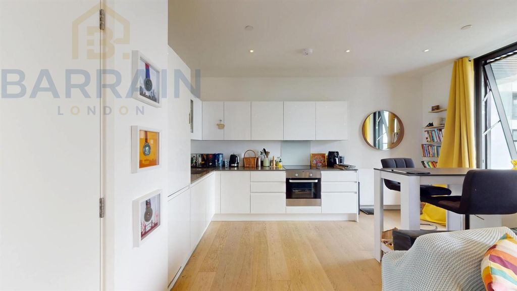 Property photo 2 of 12 Wardian, Canary Wharf For Sale, E14, By Barrain London Estate Agency.Jpg