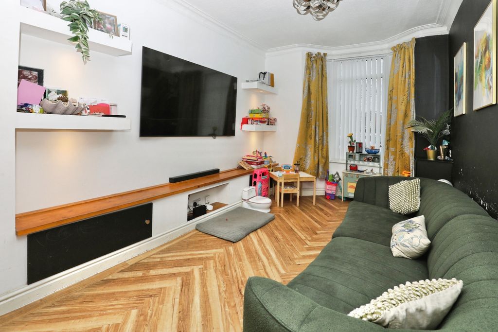 Property photo 3 of 15 Lounge